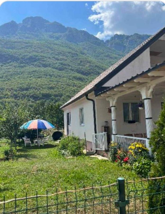 Lola Guest House Vuthaj Buitenkant foto