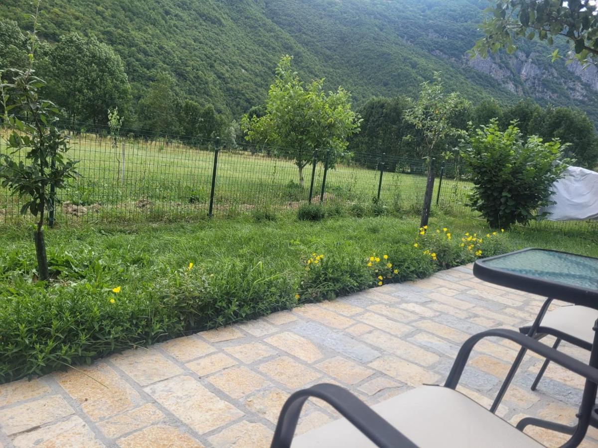 Lola Guest House Vuthaj Buitenkant foto