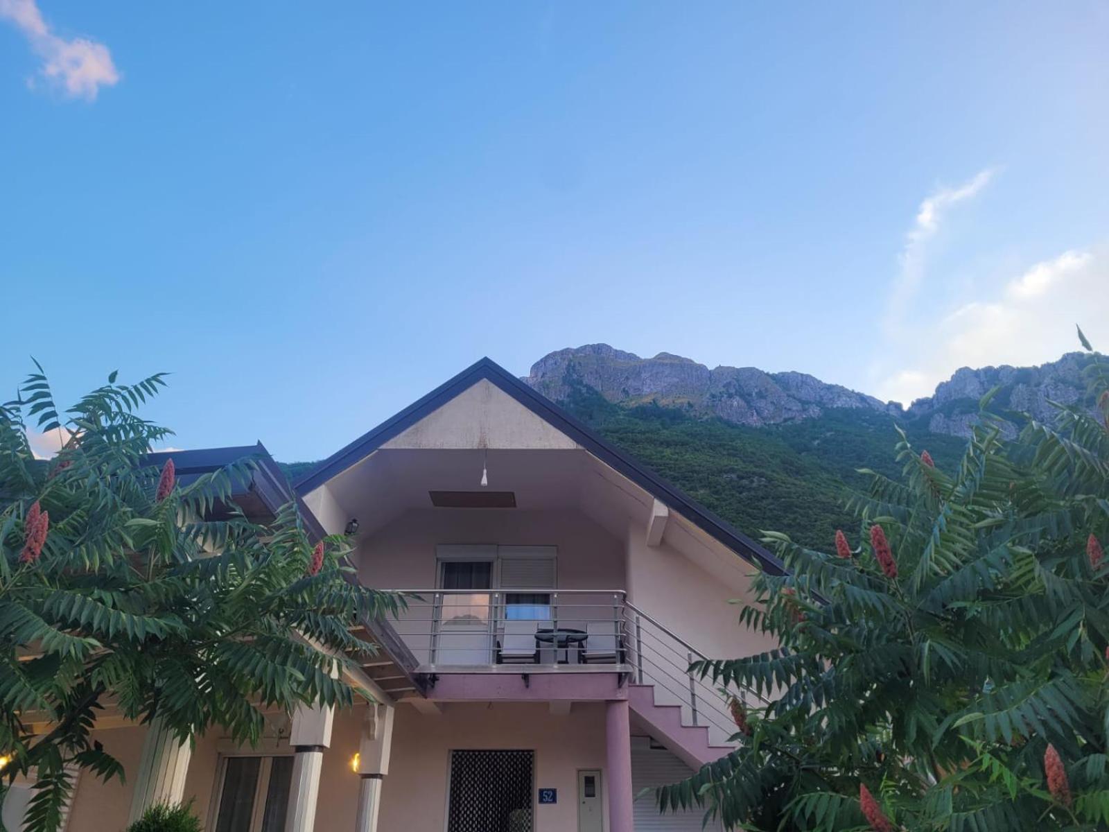 Lola Guest House Vuthaj Buitenkant foto