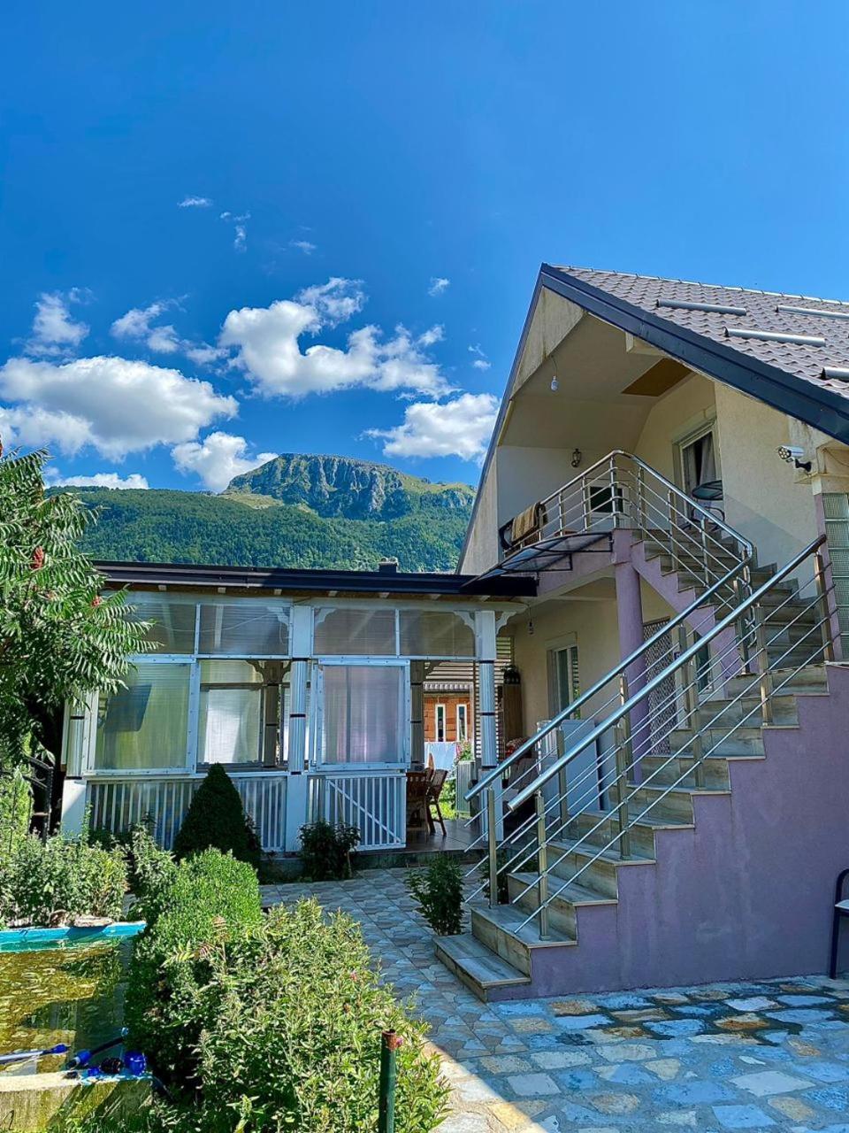 Lola Guest House Vuthaj Buitenkant foto